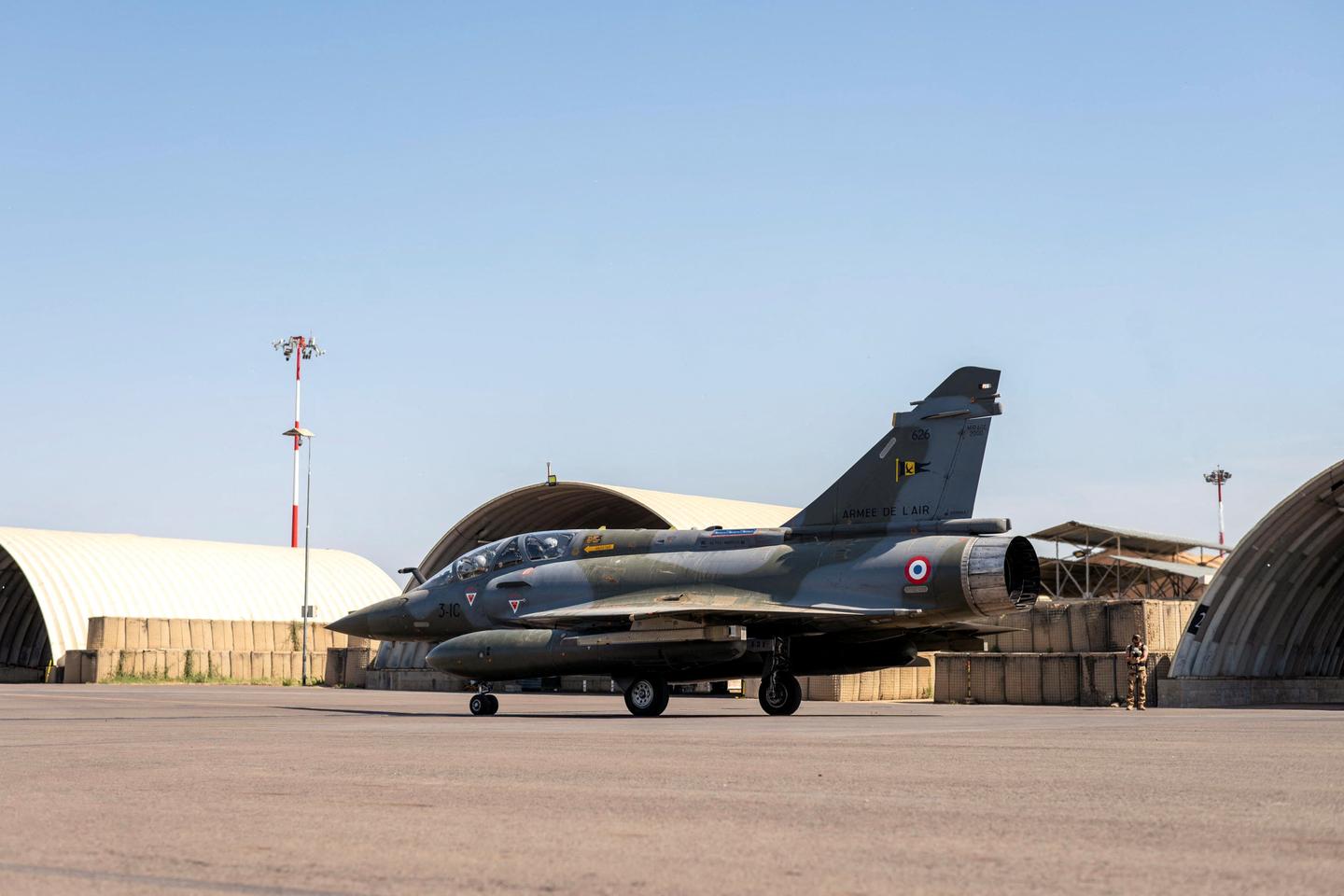 France hands over first base in Chad amid withdrawal