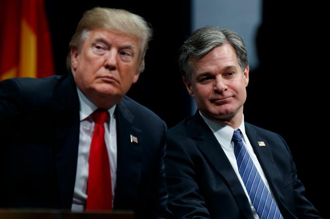 O diretor do FBI, Christopher Wray (à direita), com Donald Trump em Quantico, Virgínia, dezembro de 2017.