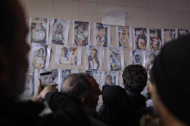 Les photographies des corps en provenance de la prison de Saydnaya affichées sur les murs de l’entrée de l’hôpital Al-Nafis, à Damas, le 10 décembre 2024. 