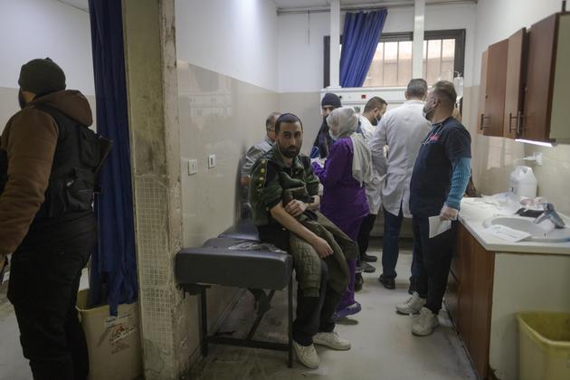 En tenue de combat, Hafez Samir Qahtina, ancien combattant révolutionnaire de Kafr Chams atteint de la turberculose, à l’hôpital Al-Nafis, à Damas, le 10 décembre 2024. 
