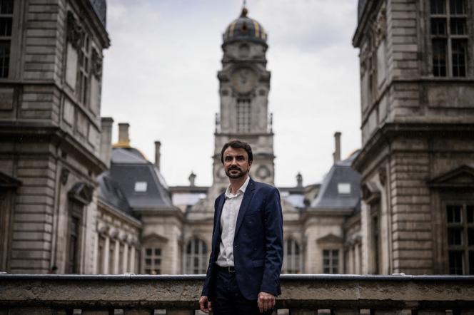 O prefeito ambientalista de Lyon, Grégory Doucet, em frente à prefeitura, em junho de 2021.