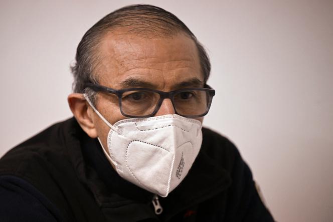 O ex-policial argentino Mario Sandoval comparece ao início de seu julgamento pelo desaparecimento de um estudante em 1976 na Justiça Federal de Buenos Aires, Argentina, em 14 de setembro de 2022. 