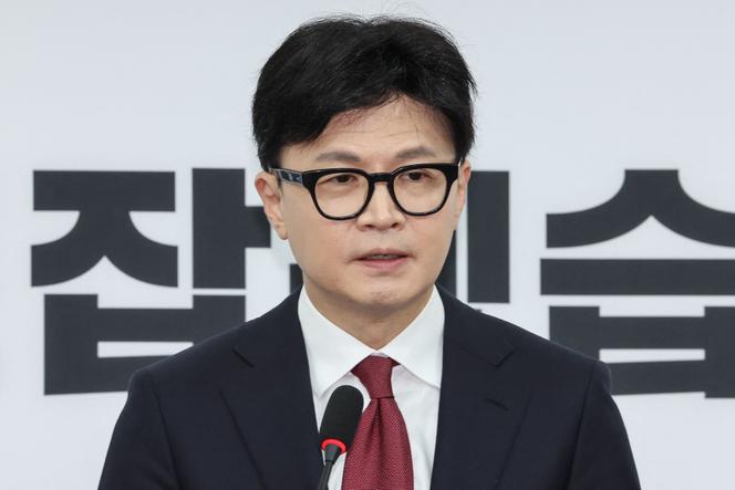 Han Dong-hoon, chefe do Partido do Poder Popular, fala durante uma conferência de imprensa sobre o voto de impeachment do presidente sul-coreano Yoon Suk Yeol na Assembleia Nacional em Seul, 12 de dezembro de 2024. 
