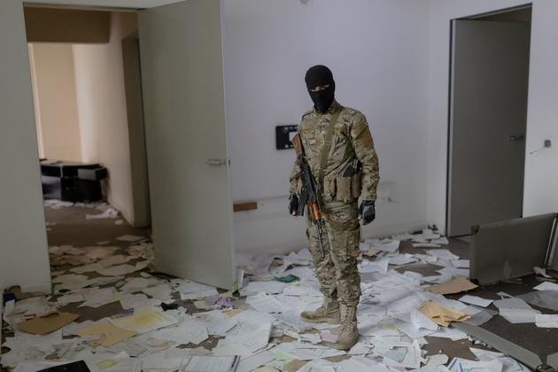 In the villa of Bashar al-Assad and his family, in the upscale Malki district of Damascus, one of the Hayat Tahrir Al-Sham (HTS) fighters, December 11, 2024.