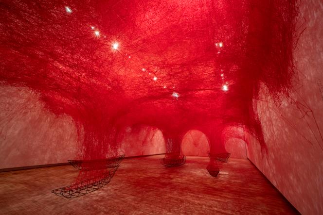Vue de l'exposition « L'âme tremble », de Chiharu Shiota, au Grand Palais, à Paris, en décembre 2024.