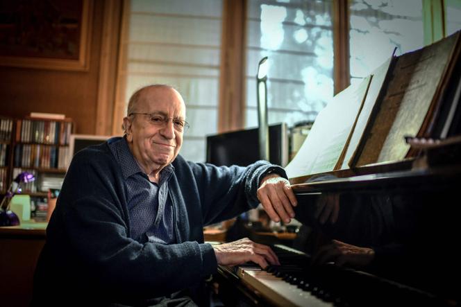 O pianista e compositor de jazz francês Martial Solal posa durante uma sessão de fotos em sua casa em Chatou (Yvelines), em 28 de novembro de 2018.