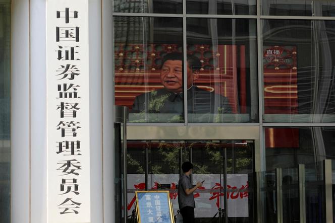 Des images du président Xi Jinping dans le bâtiment de la Commission de réglementation des valeurs mobilières, à Pékin, le 9 juillet 2021.