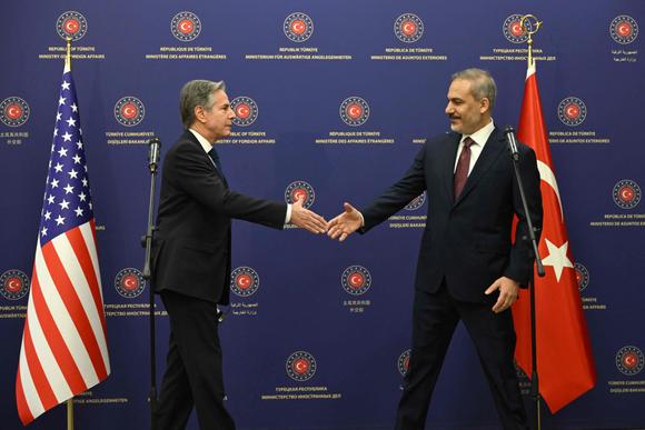 Le secrétaire d’Etat américain, Antony Blinken (à gauche), et le ministre des affaires étrangères turc, Hakan Fidan, à Ankara vendredi 13 décembre 2024.