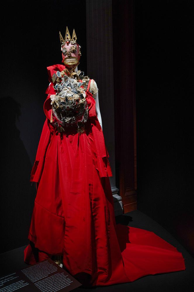La couronne et le masque signés du modiste pour cette silhouette Maison Margiela par John Galliano du printemps-été 2015.