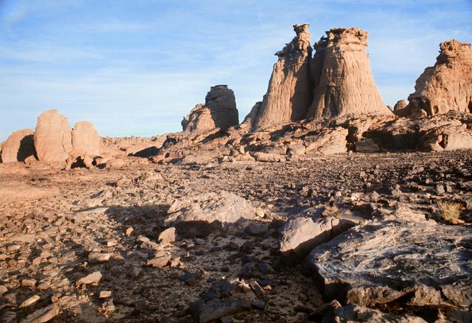 Vue prise en 1976 en Algérie, dans le Sahara central, des formations montagneuses du Tassili n’Ajjer.