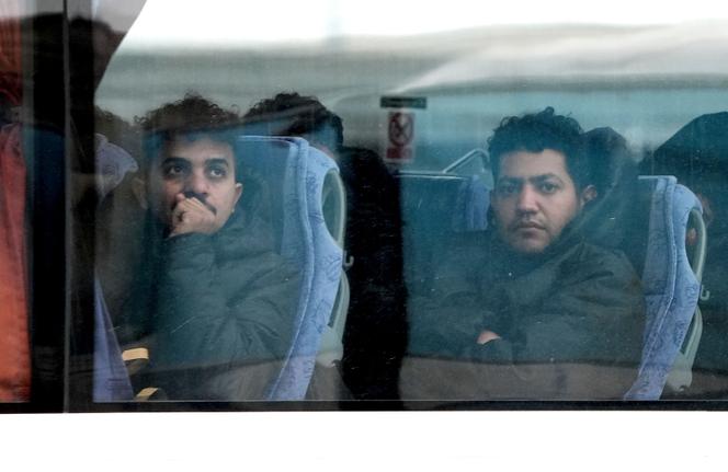 Um grupo de pessoas que se acredita serem migrantes, em Dover, Reino Unido, após uma série de incidentes envolvendo pequenos barcos no Canal da Mancha, sexta-feira, 13 de dezembro de 2024.