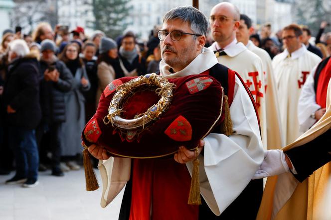 Knights of the Equestrian Order of the Holy Sepulchre surround the Holy Crown of Thorns during a procession for its return at the Notre-Dame de Paris Cathedral, in Paris, France, December 13, 2024.