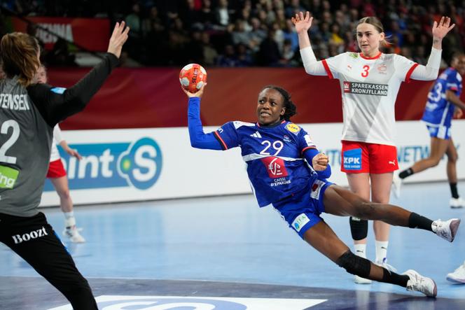 Tal como Oriane Ondono, aqui com a túnica azul, os Blues acabaram por temer a guarda-redes dinamarquesa, Anna Kristensen, e faltando precisão nos remates. Durante as semifinais do Campeonato Europeu de Handebol Feminino, em Viena, sexta-feira, 13 de dezembro de 2024.