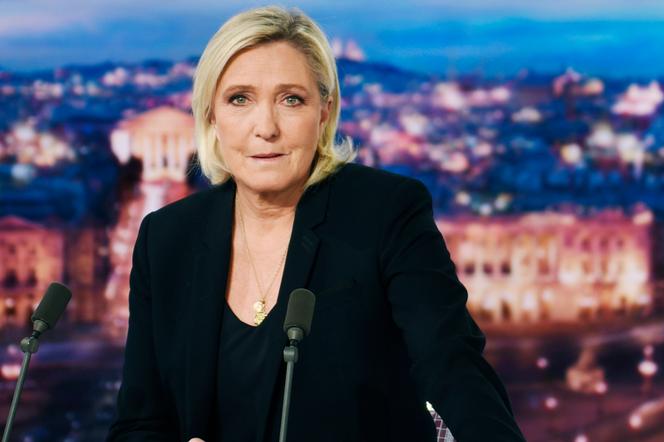 Marine Le Pen no set de “20h” no TF1, 4 de dezembro de 2024.