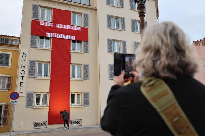 Em frente ao Hotel San Carlu em Ajaccio (Córsega do Sul), no dia 12 de dezembro de 2024.