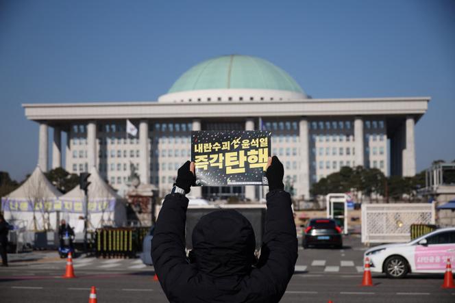 Em frente à Assembleia Nacional em Seul, na manhã de sábado, 14 de dezembro, durante um comício pedindo o impeachment do presidente sul-coreano Yoon Suk Yeol.