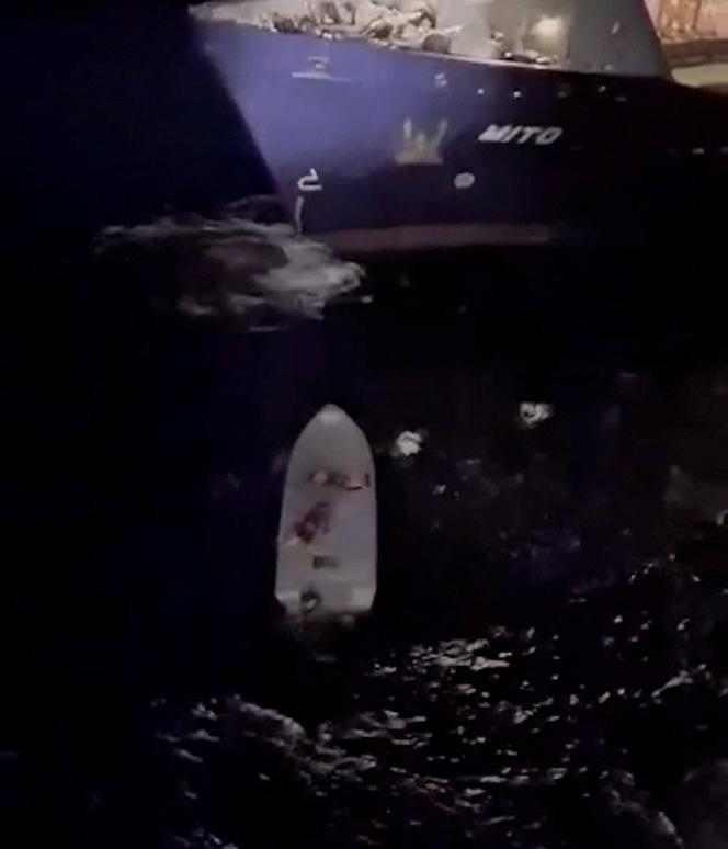 A Marinha grega está realizando uma operação de resgate depois que um barco de migrantes virou na ilha de Gavdos, na Grécia, em 14 de dezembro de 2024, mostra esta imagem obtida em vídeo.