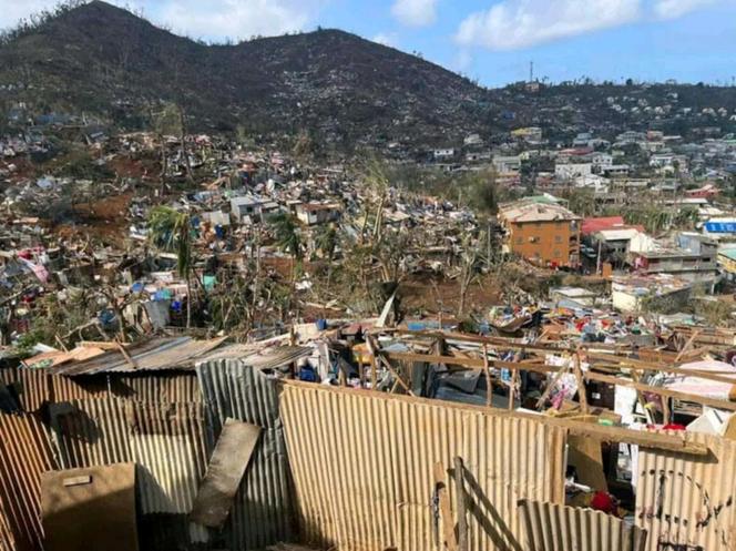 Edifícios destruídos após a passagem do ciclone Chido no território francês de Mayotte, em 14 de dezembro de 2024, em Mamoudzou.