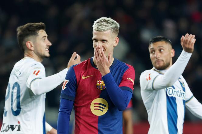 Dani Olmo (centro) durante partida entre Barcelona e Leganés, no Estádio Olímpico de Barcelona, ​​15 de dezembro de 2024.