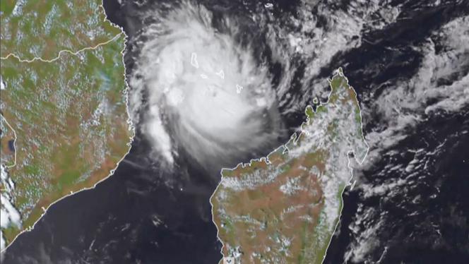 Image satellitaire diffusée le 14 décembre 2024 par l’Institut coopératif de recherche sur l’atmosphère (CIRA) de l’université d’Etat du Colorado montrant le cyclone Chido au-dessus de Mayotte, à l’ouest de Madagascar et à l’est du Mozambique.