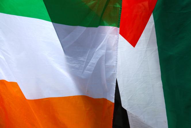 Bandeiras irlandesas e palestinianas durante uma manifestação de solidariedade com os palestinianos em Gaza, em Dublin, Irlanda, 15 de junho de 2024. 