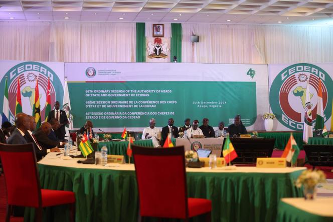 Durante uma cimeira da Comunidade Económica dos Estados da África Ocidental (CEDEAO) em Abuja, em 15 de dezembro de 2024. 