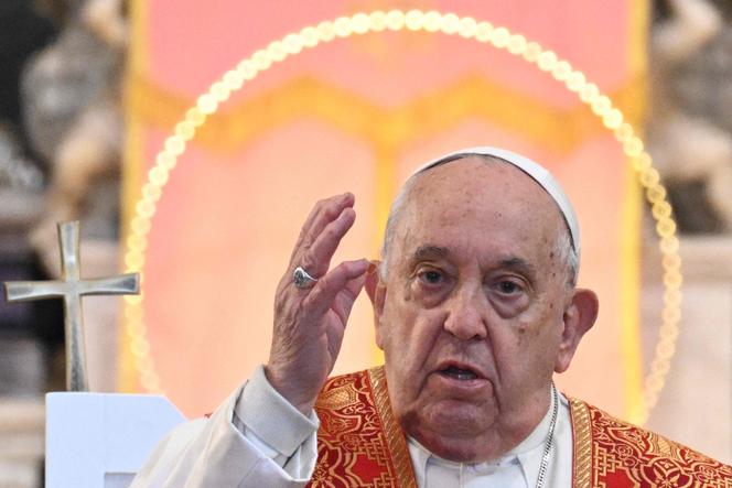Papa Francisco faz o sinal da cruz no final do Angelus na Catedral de Notre-Dame-de-l'Assomption, em Ajaccio, como parte de sua viagem à ilha francesa da Córsega, em 15 de dezembro de 2024. 