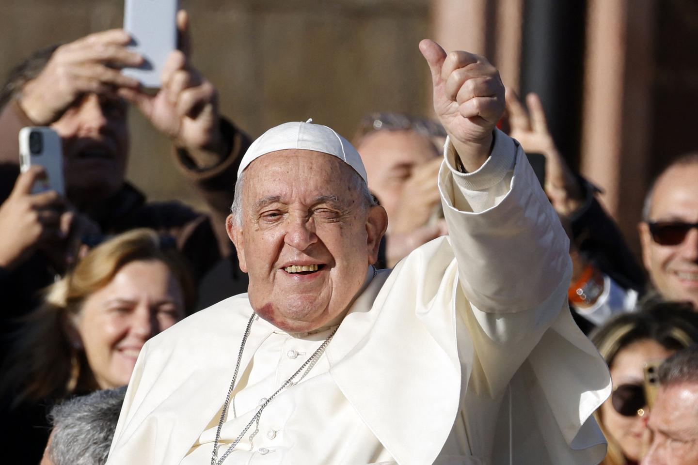 Pope Francis welcomed in Ajaccio on first-ever  Corsica visit