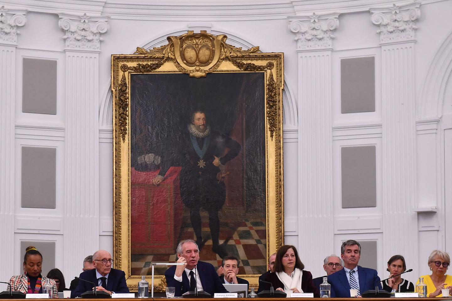 Prime minister and mayor: François Bayrou holds on to local office