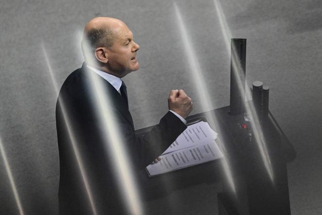O chanceler alemão Olaf Scholz discursa no Bundestag em Berlim em 16 de dezembro de 2024, antes de um voto de censura contra ele.