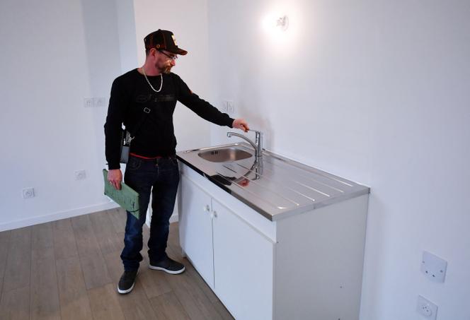 Um proprietário visita seu novo apartamento, em Tarnos (Landes), no dia 2 de dezembro de 2024.