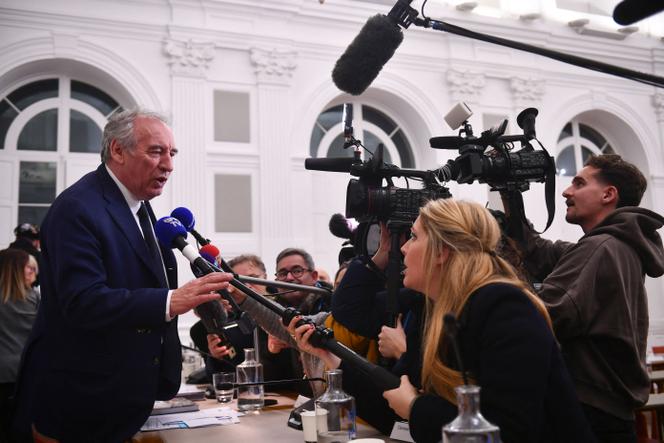 O Primeiro-Ministro, François Bayrou, após sessão da Câmara Municipal de Pau, cidade da qual é presidente da Câmara, no dia 16 de dezembro de 2024.