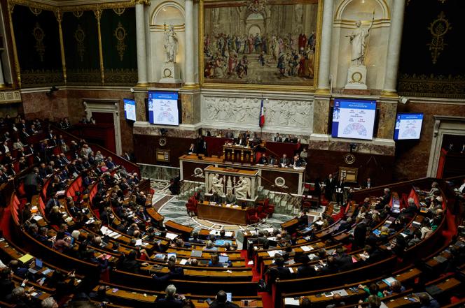 Durante a votação da lei financeira especial na Assembleia Nacional em Paris, 16 de dezembro de 2024.