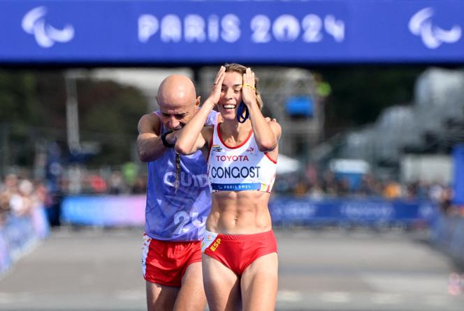 A espanhola Elena Congost e sua guia, Mia Carol Bruguera, comemoram a medalha de bronze na maratona feminina dos Jogos Paraolímpicos, em Paris, no dia 8 de setembro de 2024.