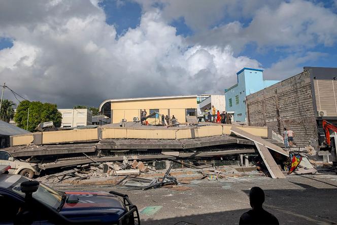 Equipes de resgate procuram sobreviventes após o poderoso terremoto que atingiu Port Vila, capital de Vanuatu, em 17 de dezembro de 2024.