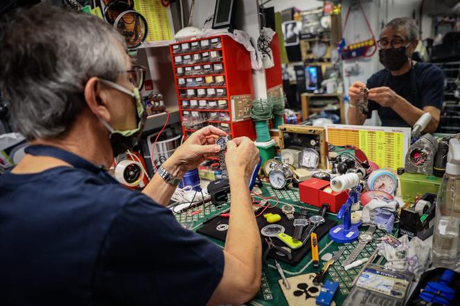 Reparador de relógios do centro de recursos La Petite Rockette, em Paris, 4 de setembro de 2020.