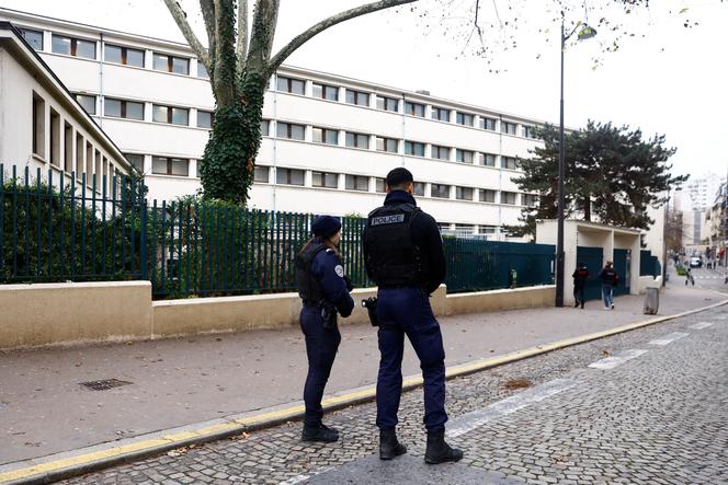 A polícia protege a área próxima ao colégio Rodin, em Paris, no 13º arrondissement, após a morte de um adolescente durante uma briga, em 17 de dezembro de 2024.