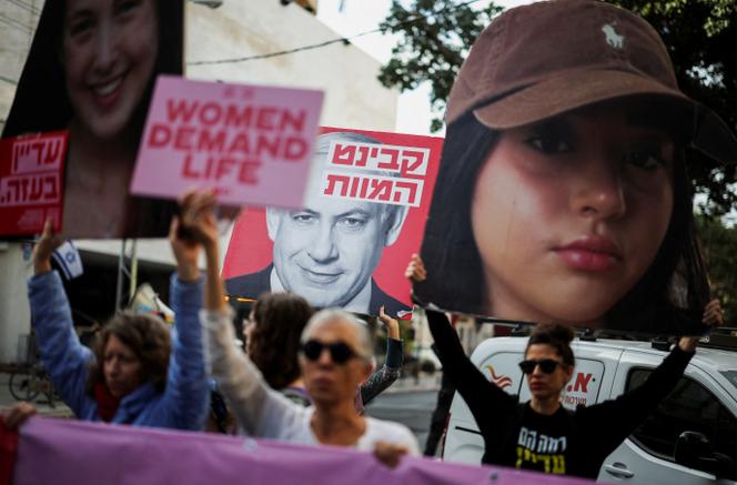 Manifestação exigindo negociações para trazer de volta todos os reféns ainda detidos na Faixa de Gaza pelo Hamas. Em Tel Aviv, 17 de dezembro de 2024.