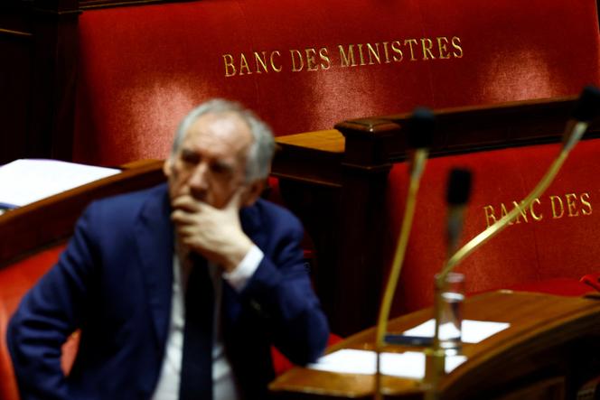 O primeiro-ministro François Bayrou na Assembleia Nacional, 17 de dezembro de 2024.