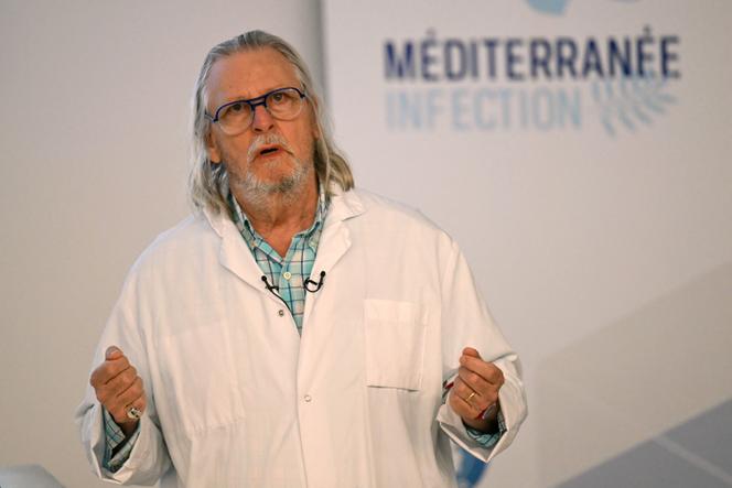 Le professeur de médecine français Didier Raoult prononce le discours inaugural d’un symposium international sur le Covid-19 à l’Institut médical des maladies infectieuses (IHU) à Marseille, dans le sud de la France, le 30 mars 2022.