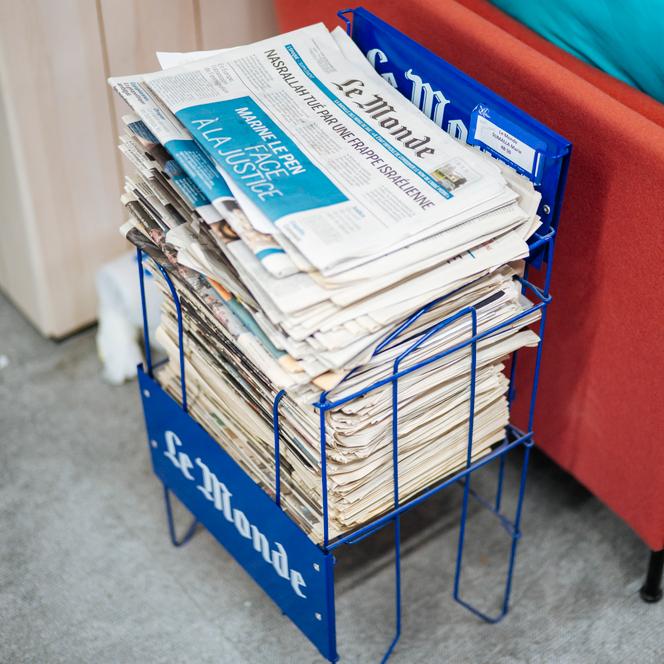 Une pile de journaux « Le Monde » dans les locaux du journal, à Paris, le 5 décembre 2024.