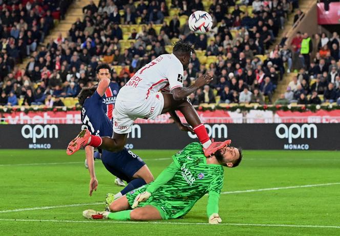 Le choc spectaculaire entre le Monégasque Wilfried Singo et le gardien parisien, Gianluigi Donnarumma, au stade Louis-II, à Monaco, le 18 décembre.