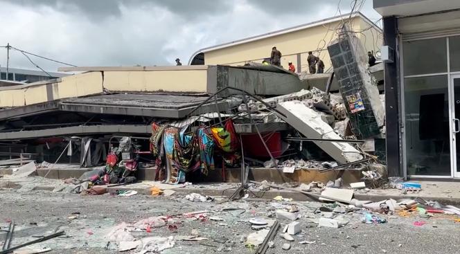 Des décombres entourent un bâtiment effondré à la suite d’un fort tremblement de terre à Port-Vila, Vanuatu, le 17 décembre 2024, dans cette capture d’écran tirée d’une vidéo diffusée sur les médias sociaux.