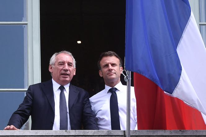 François Bayrou e Emmanuel Macron, em Pau, 6 de julho de 2023. 