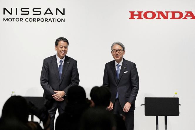 Makoto Uchida, Presidente e CEO da Nissan, e Toshihiro Mibe, CEO da Honda, numa conferência de imprensa em Tóquio, em março de 2024.