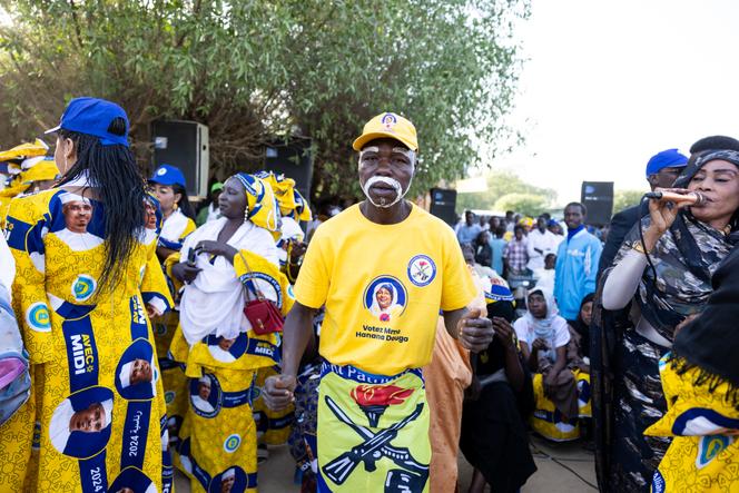 Des partisans du Mouvement patriotique du salut (MPS, au pouvoir) lors d’un meeting organisé au stade de Sabangali, à N’Djamena, le 14 décembre 2024.