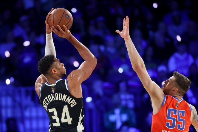 A estrela do Milwaukee Bucks, Giannis Antetokounmpo, dá um chute contra o jogador do Oklahoma City Thunder, Isaiah Hartenstein, durante a final da Copa da NBA, terça-feira, 17 de dezembro de 2024, em Las Vegas (Nevada).