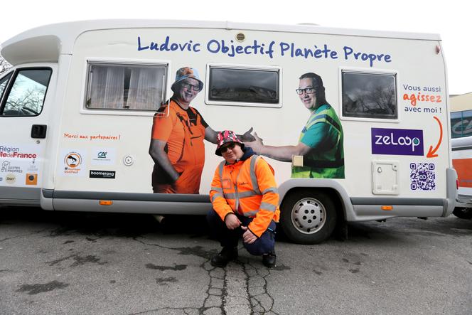 Ludovic Franceschet, éboueur star des réseaux sociaux, et le camping-car de son association, Ludovic Objectif Planète propre, font étape à Belfort pour une opération nettoyage, le 5 mars 2024. 