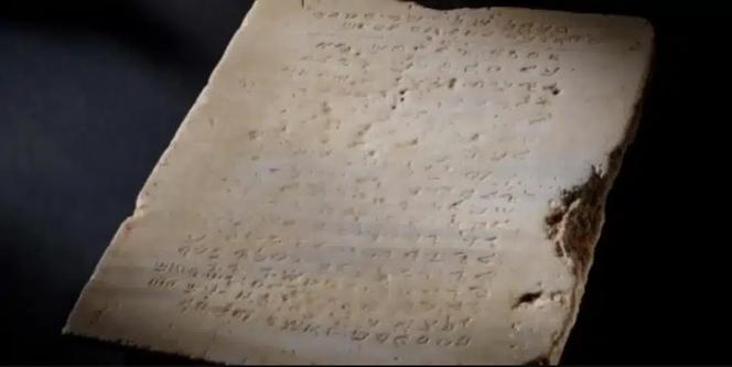 Uma tabuinha gravada com os Dez Mandamentos, apresentada como a mais antiga do mundo, vendida em leilão por 5 milhões de dólares