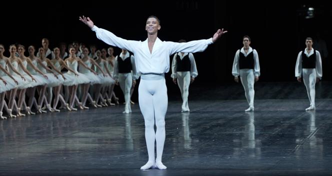 Guillaume Diop no desfile de volta às aulas da Ópera de Paris, em 2023. Imagem retirada do documentário “Ser negro na Ópera”, de Virginie Plaut e Youcef Khemane.
